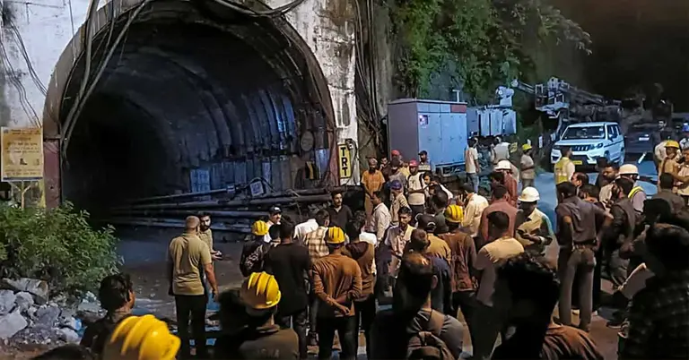 ধসে পড়া টানেলের বাইরে উদ্ধারকর্মীরা